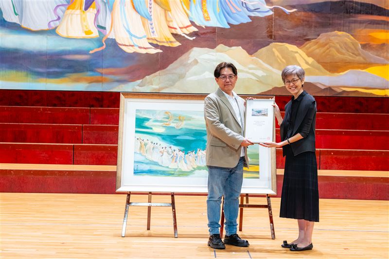 兩廳院38週年《樂天啟和》贈畫記者會，藝術總監劉怡汝贈送感謝狀給郭強生(左)老師。（圖／兩廳院提供）