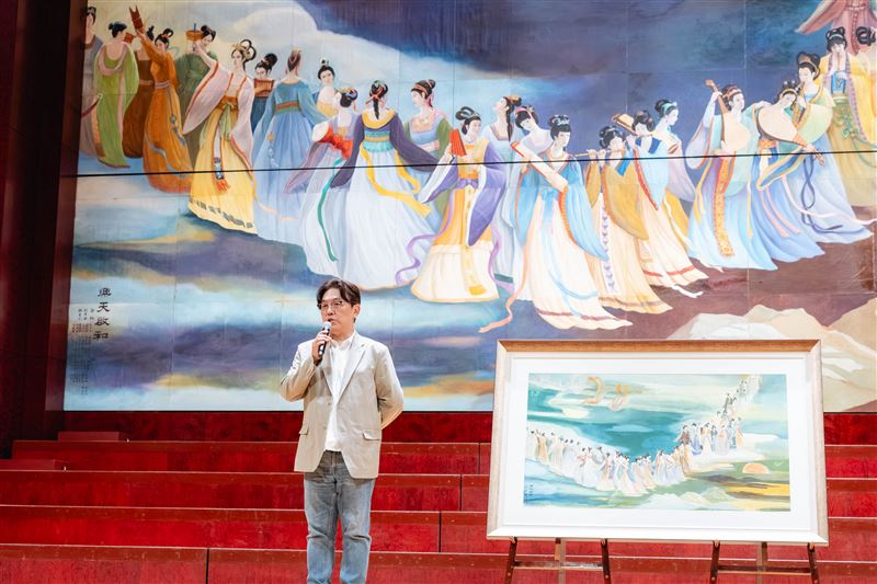 作家郭強生在兩廳院 38 週年前夕，將爸爸的這一幅作品捐出。（圖／兩廳院提供）