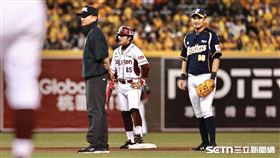 台灣大賽G3，樂天桃猿中外野手林政華閃過江坤宇觸殺上二壘。（圖／記者劉彥池攝影）