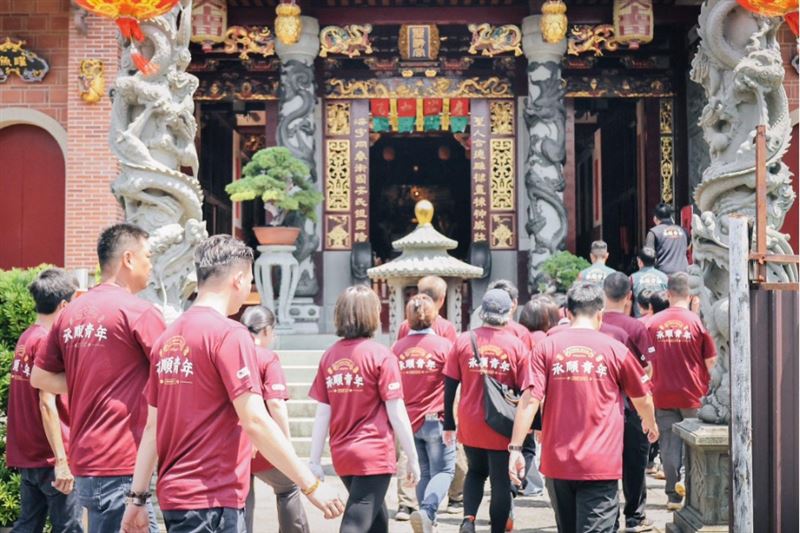 跨越各宮廟協助的承順青年。(圖/翻攝自承順青年-信仰傳承粉絲專頁)
