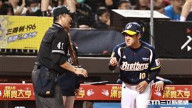 台灣大賽G3，樂天桃猿中外野手林政華閃過江坤宇觸殺上二壘，中信兄弟總教練平野惠一提出挑戰。（圖／記者劉彥池攝影）
