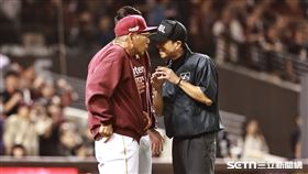 台灣大賽G3，樂天桃猿中外野手林政華經過重播輔助判決改判出局，總教練古久保健二上場詢問裁判。（圖／記者劉彥池攝影）