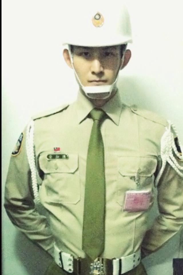 波特王曬出當年全套軍裝照，證實自己有當兵。（圖／翻攝自Threads @potterking712）