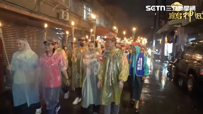 風雨中志工堅守崗位，信眾穿雨衣撐傘追隨太子爺。（圖／寶島神很大直播畫面截圖）