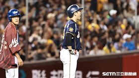 台灣大賽G3，中信兄弟左外野手詹子賢左外野飛球，沒有電視重播輔助畫面。（圖／記者劉彥池攝影）