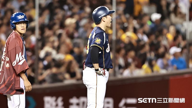 中信兄弟左外野手詹子賢左外野飛球，沒有電視重播輔助畫面。（圖／記者劉彥池攝影）