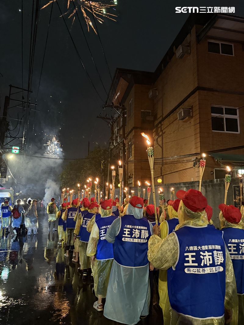風雨中美麗的煙花恭迎太子爺。（圖／桃園護國宮提供）