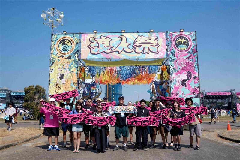 浪人祭主辦人蕭達謙與15位海外專業人士合影。（圖／文策院提供）