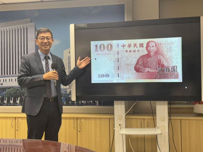 央行黃金庫房神秘面紗揭開!立委實地視察文園金庫,讚嘆維安嚴密、管理細緻,每條金條皆具編號與紀錄。央行持有黃金達424公噸、市值破兆,並持續以小量方式購入。面對地緣風險升溫,內部評估金價上看6,000美元,黃金儲備成為穩定幣值與分散外匯風險的重要「底氣」。圖為發行局局長鄧延達。(圖/記者師瑞德攝影)
