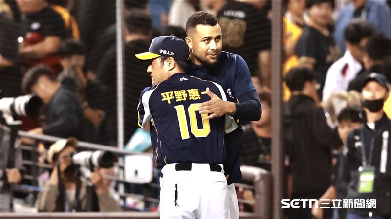 台灣大賽G3，中信兄弟2：0完封樂天桃猿扳回一城，總教練平野惠一賽後擁抱先發投手韋禮加。（圖／記者劉彥池攝影）
