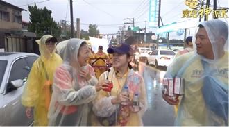 ▲女子轎班風雨中扛轎前行，展現堅毅與信念。（圖／寶島神很大直播畫面）