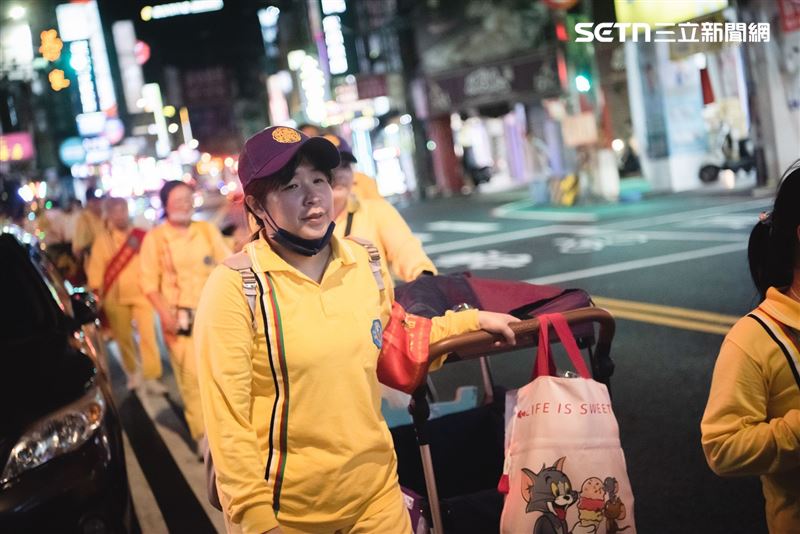 凌雅琴推著嬰兒車年年參加桃園護國宮太子爺夜巡。(圖/桃園護國宮提供)