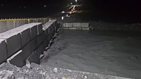 馬太鞍溪「新堰塞湖」夜間9點溢流（圖／翻攝自今日花蓮臉書）