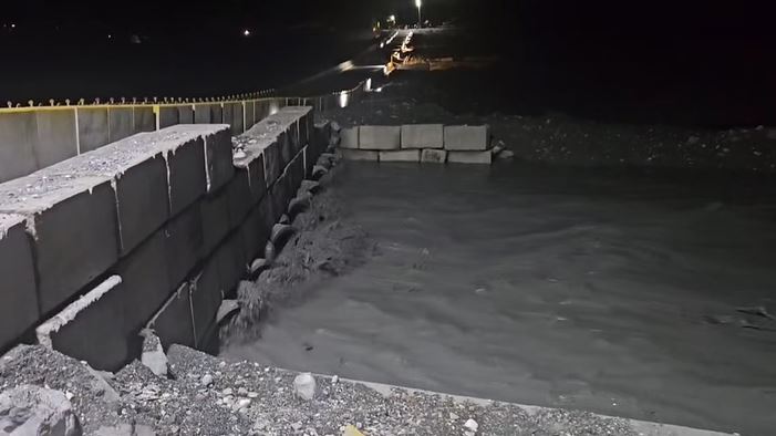 花蓮「新堰塞湖溢流」便橋疑沖毀　畫面曝