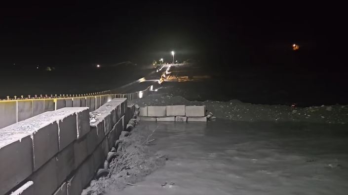 馬太鞍溪新產生的堰塞湖疑似於晚間9時許開始溢流。（圖／翻攝自今日花蓮臉書）