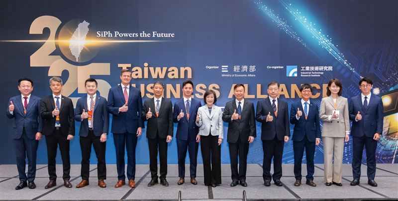 2025台灣全球招商論壇熱烈登場,吸引美、日、歐、韓等11家跨國企業簽署投資意向書,總金額達483億元,涵蓋AI、矽光子、電力系統、永續材料、智慧移動等多元領域。台灣以半導體實力與供應鏈韌性,成為外資眼中不可錯過的投資熱區,展現強勁經濟動能與全球產業鏈關鍵地位。(圖/經濟部提供)