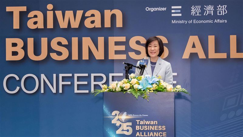 2025台灣全球招商論壇熱烈登場,吸引美、日、歐、韓等11家跨國企業簽署投資意向書,總金額達483億元,涵蓋AI、矽光子、電力系統、永續材料、智慧移動等多元領域。台灣以半導體實力與供應鏈韌性,成為外資眼中不可錯過的投資熱區,展現強勁經濟動能與全球產業鏈關鍵地位。(圖/經濟部提供)