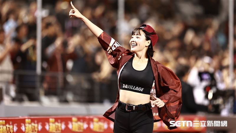樂天女孩「推進隊長」籃籃賽後在臺北大巨蛋跑3圈，和球迷致意。（圖／記者劉彥池攝影）