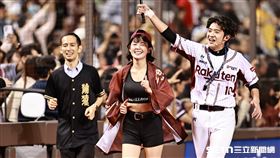 台灣大賽G3，樂天女孩「推進隊長」籃籃兌現承諾，賽後在臺北大巨蛋跑3圈。（圖／記者劉彥池攝影）