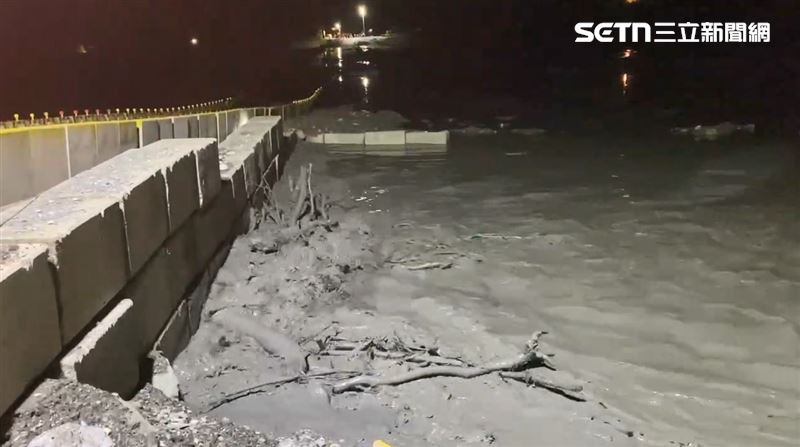 馬太鞍溪新形成的堰塞湖於今晚9時許溢流，洪峰直沖馬太鞍溪橋便道。（圖／翻攝畫面）