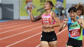 台灣田徑七項全能女將陳彩娟跑完最後一項800公尺時，霸氣比出象徵四連霸的手勢。（圖／全運會提供） 