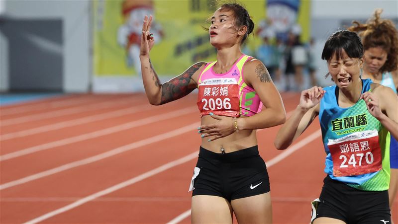 台灣田徑七項全能女將陳彩娟跑完最後一項800公尺時，霸氣比出象徵四連霸的手勢。（圖／全運會提供）