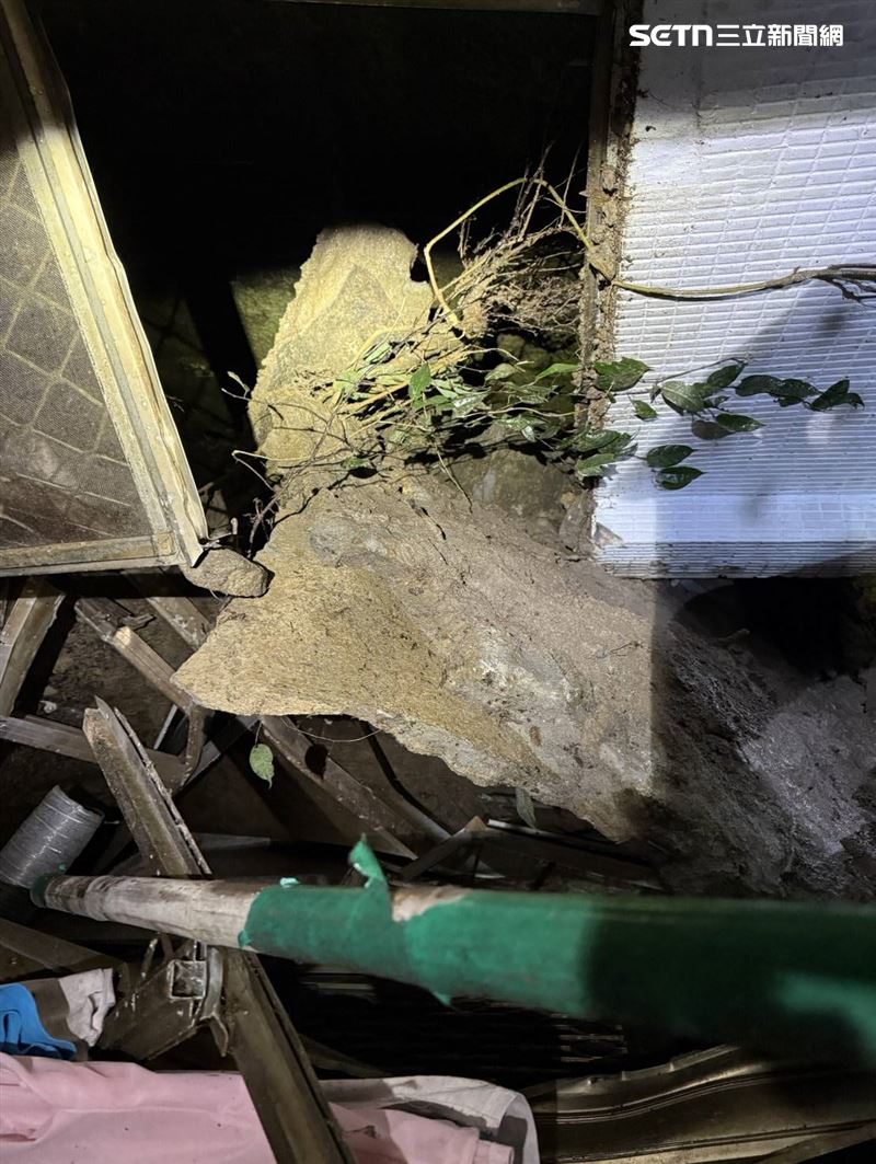 豪雨成災，台北市文山區發生土石流，6戶14人遭緊急撤離安置。（圖／翻攝畫面）