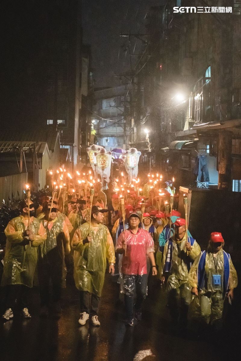 風雨中志工堅定追隨神轎穩步前行，畫面莊嚴動人。（圖／桃園護國宮提供）。（圖／寶島神很大直播畫面截圖）
