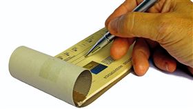 當地因風神颱風停止上班，影響支票兌現與資金調度，台灣票據交換所宣布啟動從寬處理機制，10月21日至22日間開出的存款不足支票，只要在下一營業日內補齊款項並辦妥相關註記，將不列入退票紀錄、也不通報為拒絕往來戶，並可免手續費。企業與商家可善用緩衝期，保障信用、穩定資金流。（示意圖／PIXABAY）