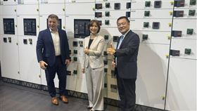 施耐德電機宣布與台灣宏于電機合作，在地推出符合IEC 61439國際標準的Okken授權配電盤，專為AI資料中心與半導體產業設計。具備高電弧防護與模組化設計，可因應高密度用電挑戰，並提升維運效率、降低成本，協助台灣工業用電基礎全面升級。（圖／記者師瑞德攝影）