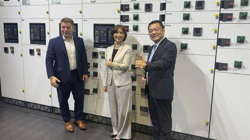 施耐德電機宣布與台灣宏于電機合作,在地推出符合IEC 61439國際標準的Okken授權配電盤,專為AI資料中心與半導體產業設計。具備高電弧防護與模組化設計,可因應高密度用電挑戰,並提升維運效率、降低成本,協助台灣工業用電基礎全面升級。(圖/記者師瑞德攝影)