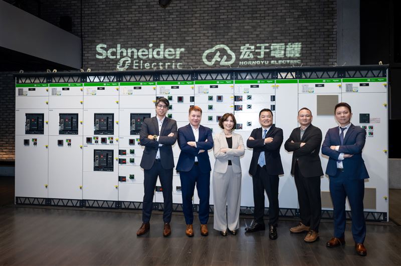 施耐德電機宣布與台灣宏于電機合作,在地推出符合IEC 61439國際標準的Okken授權配電盤,專為AI資料中心與半導體產業設計。具備高電弧防護與模組化設計,可因應高密度用電挑戰,並提升維運效率、降低成本,協助台灣工業用電基礎全面升級。(圖/施耐德提供)