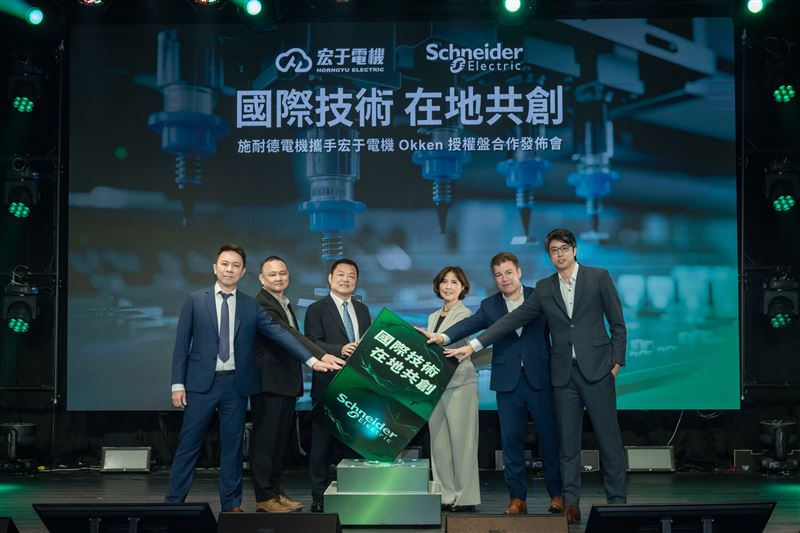 施耐德電機宣布與台灣宏于電機合作,在地推出符合IEC 61439國際標準的Okken授權配電盤,專為AI資料中心與半導體產業設計。具備高電弧防護與模組化設計,可因應高密度用電挑戰,並提升維運效率、降低成本,協助台灣工業用電基礎全面升級。(圖/施耐德提供)