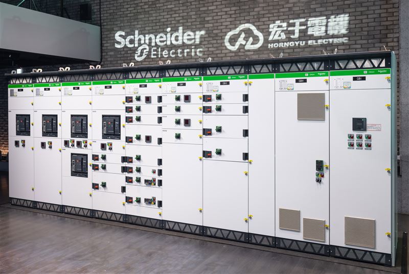 施耐德電機宣布與台灣宏于電機合作,在地推出符合IEC 61439國際標準的Okken授權配電盤,專為AI資料中心與半導體產業設計。具備高電弧防護與模組化設計,可因應高密度用電挑戰,並提升維運效率、降低成本,協助台灣工業用電基礎全面升級。(圖/施耐德提供)