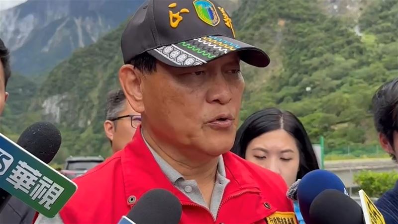 季連成：馬太鞍溪橋臨時便道僅護欄走位