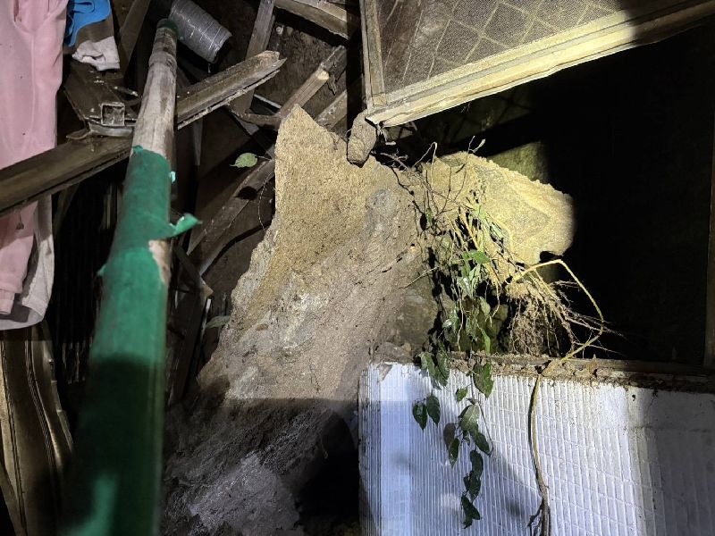 文山區景華街128巷86號附近邊坡崩塌案，經評估邊坡持續崩塌中，截至22日0時撤離11戶31人。（圖／翻攝照片）