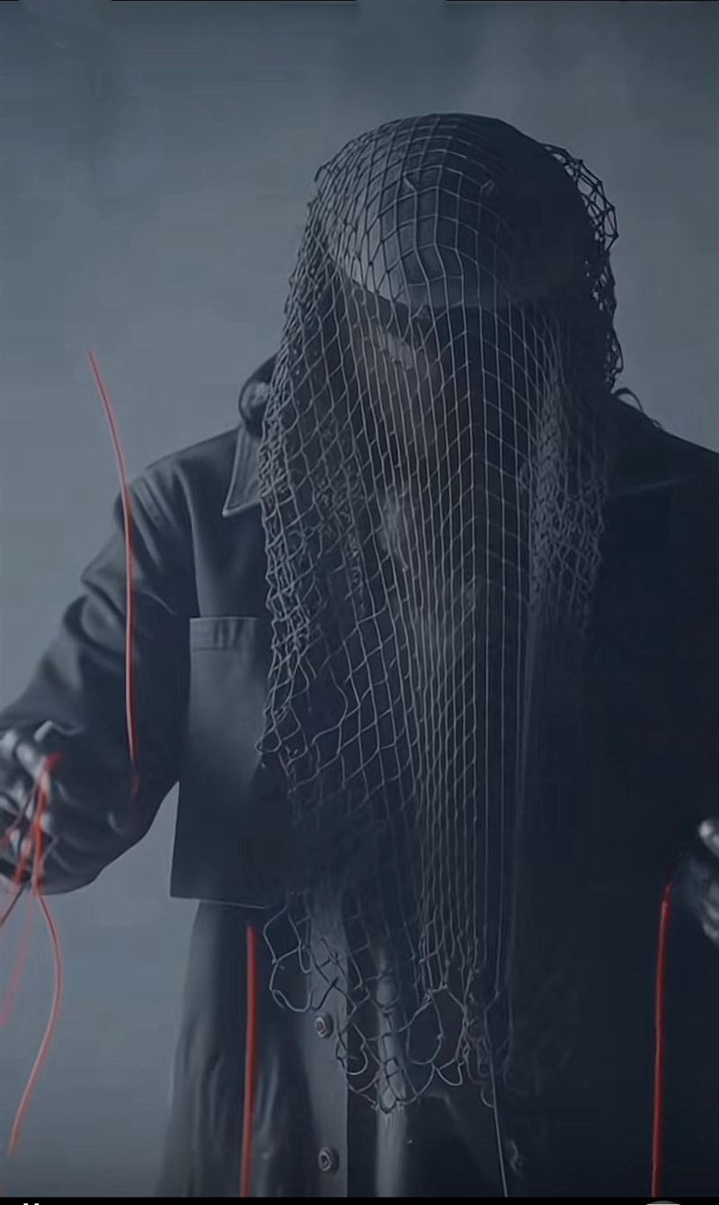 套著網子的蒙面人操控著紅線。（圖／翻攝自Tiktok）