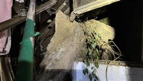 山區續降雨　北市文山區邊坡滑落疏散11戶31人台北市災害防救辦公室表示，根據台北市工務局大地工程處回報，文山區景華街128巷86號附近邊坡崩塌案，經評估邊坡持續崩塌中，截至22日0時撤離11戶31人。（翻攝照片）