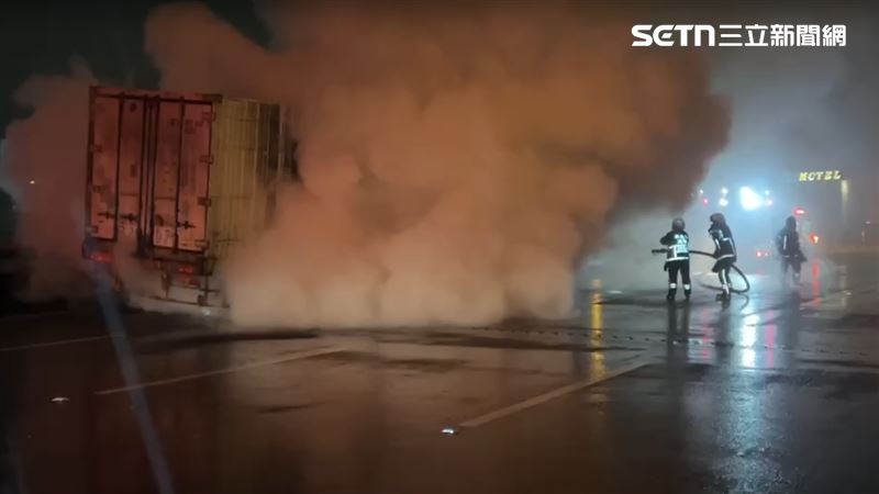 62歲邱姓男子駕駛聯結車載運冷凍海產、食品從高雄北上，途中不明原因，發生火燒車事故。（圖／翻攝畫面）