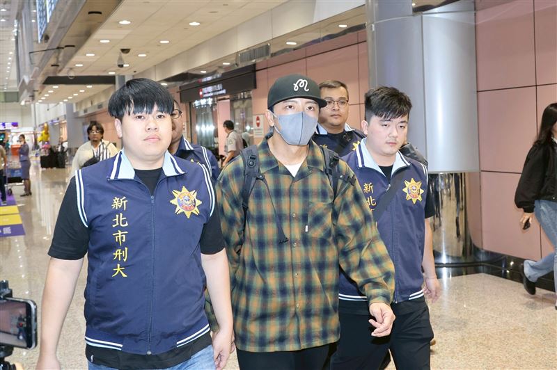 坤達被檢警帶到小房間詢問。（圖／記者鄭孟晃攝影）