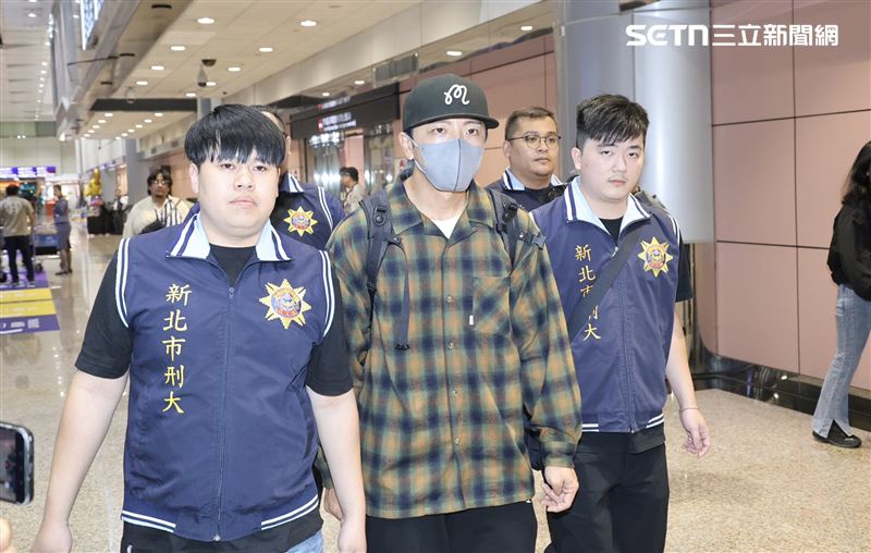 藝人閃兵連環爆 Energy坤達返台遭拘提 坤達,ENERGY,溫哥華,加拿大,檢警,氣胸,社會,閃兵,藝人,台灣,桃園機場,拘提(圖/記者鄭孟晃攝影