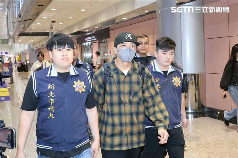 坤達一落地就遭拘提。（圖／記者鄭孟晃攝影）