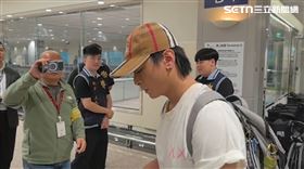 TORO跟著坤達返台陪同面對。（圖／翻攝畫面）