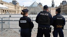 法國羅浮宮博物館19日遭賊竊闖入並偷走多件珠寶館藏。（圖／美聯社／達志影像）