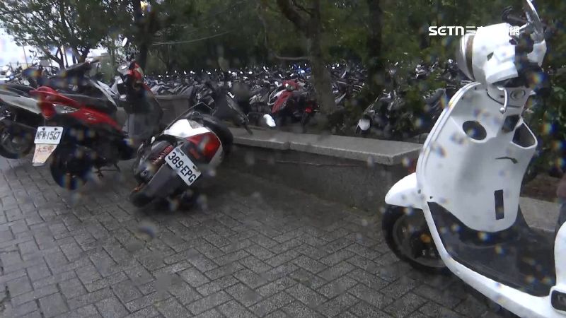 雨炸北台灣！文化附近圍籬、機車遭吹倒