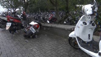 雨炸北台灣！文化附近圍籬、機車遭吹倒