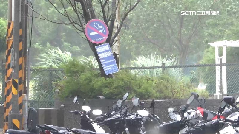 文化大學因風雨大於預期，臨時宣布改遠距上課。（示意圖／資料照）