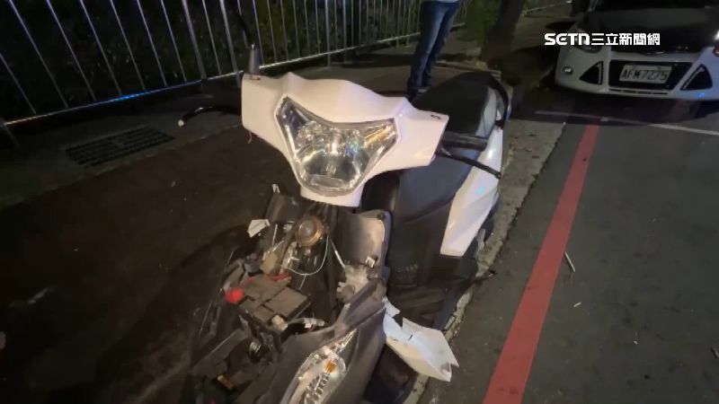機車女騎士的車被倒塌的路樹壓壞