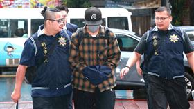 坤達押抵永和警分局。（圖／記者鄭孟晃攝影）