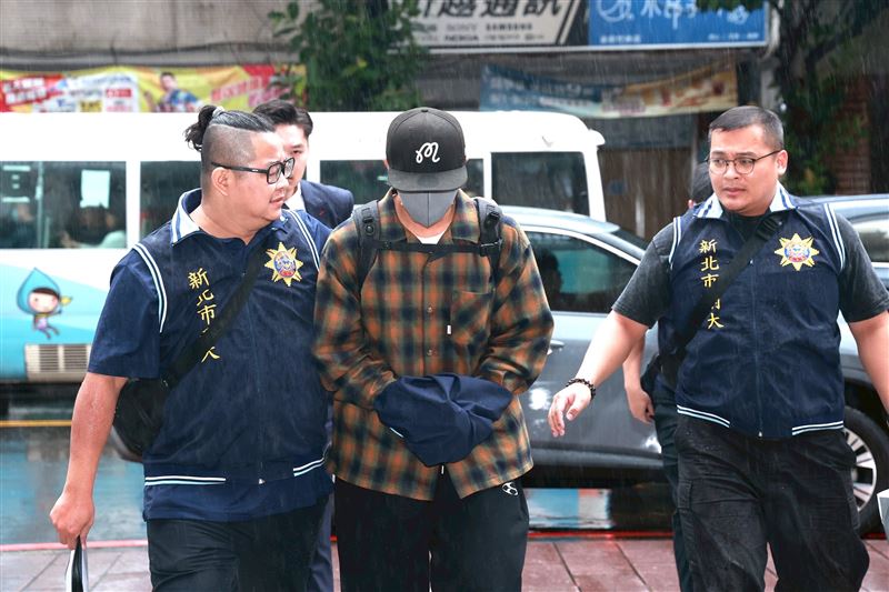 坤達押抵永和警分局。（圖／記者鄭孟晃攝影）